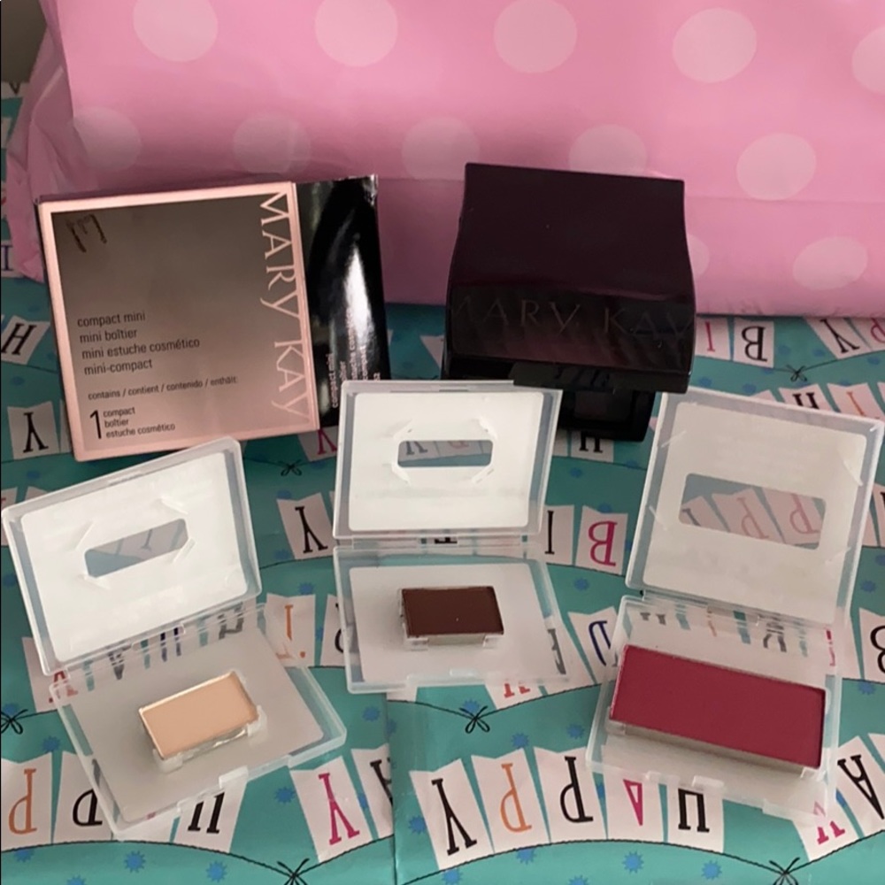 Mini compact with blush and 2 eye shadows